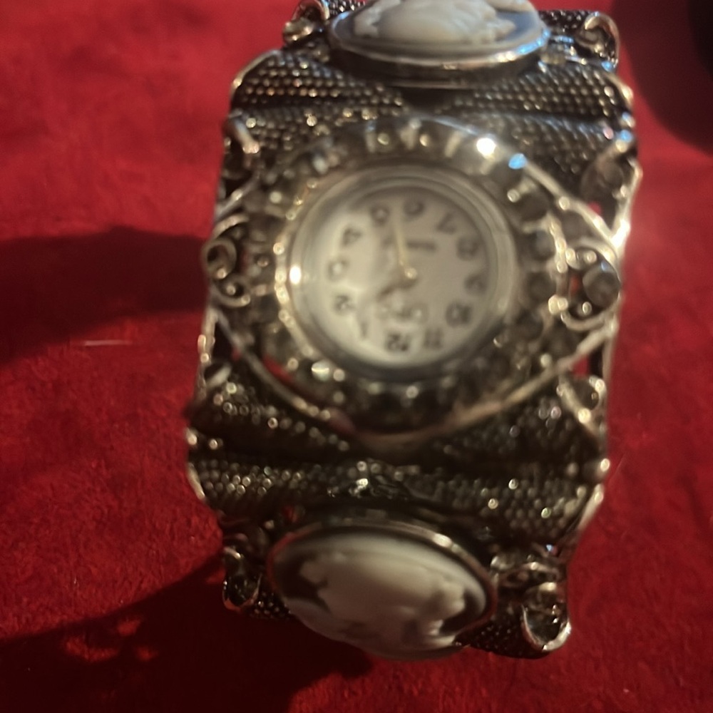 Vintage cameo watch opc